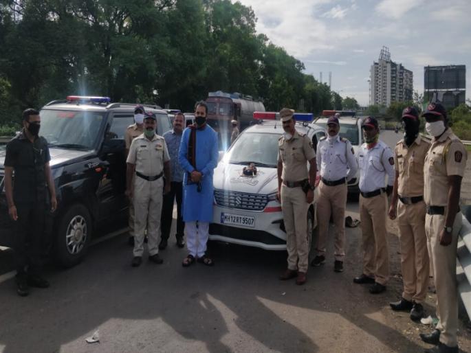 Even on his birthday, he preferred 'duty', which made him unforgettable due to the surprise by Home Minister | आनंदापेक्षा ' कर्तव्या' ला प्राधान्य देणाऱ्या पोलिसाचा वाढदिवस गृहमंत्र्यांनी केला अविस्मरणीय.. Even on his birthday, he preferred 'duty', which made him unforgettable due to the surprise by Home Minister | आनंदापेक्षा ' कर्तव्या' ला प्राधान्य देणाऱ्या पोलिसाचा वाढदिवस गृहमंत्र्यांनी केला अविस्मरणीय..