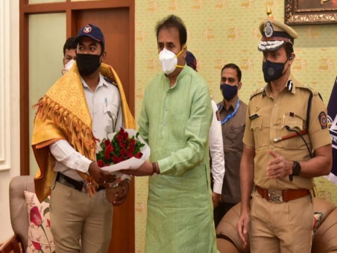 Home Minister's appreciated for 'that' traffic police officer in Pimpri! | पिंपरीतील 'त्या'कर्तव्यदक्ष वाहतूक पोलिसाच्या पाठीवर गृहमंत्र्यांची काैतुकाची थाप!  