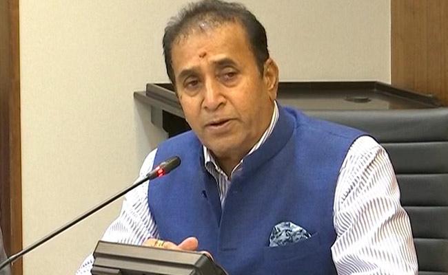 Fighting Home Minister anil deshmukh on the ground, busy routine despite being coronated | लढवय्ये गृहमंत्री पाय रोवून मैदानात, कोरोनाबाधित असूनही व्यस्त दिनचर्या