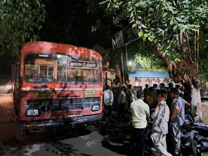 Woman's 4 Tola Gold Pot Lumpas from Bus; | बसमधून महिलेची ४ तोळे सोन्याची पोथ लंपास; प्रवाशांसह बस लावली खामगाव शहर पोलीस स्टेशनला Woman's 4 Tola Gold Pot Lumpas from Bus; | बसमधून महिलेची ४ तोळे सोन्याची पोथ लंपास; प्रवाशांसह बस लावली खामगाव शहर पोलीस स्टेशनला