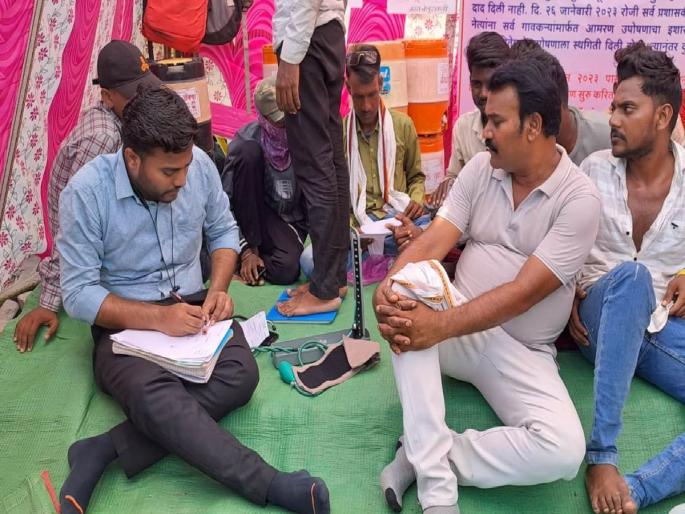 The health of hunger strikers in Khamgaon deteriorated. | खामगावातील उपोषणकर्त्यांची प्रकृती खालावली, रस्त्यासाठी बेलुरा येथील ग्रामस्थांचे बेमुदत उपोषण The health of hunger strikers in Khamgaon deteriorated. | खामगावातील उपोषणकर्त्यांची प्रकृती खालावली, रस्त्यासाठी बेलुरा येथील ग्रामस्थांचे बेमुदत उपोषण