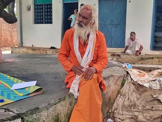 In UP the wife, who left her husband due to poverty, returned after 22 years | गरिबीमुळे ज्या पतीला सोडलं, तो २२ वर्षांनी झाला मालामाल; पत्नीचा कारनामा ऐकून थक्क व्हाल In UP the wife, who left her husband due to poverty, returned after 22 years | गरिबीमुळे ज्या पतीला सोडलं, तो २२ वर्षांनी झाला मालामाल; पत्नीचा कारनामा ऐकून थक्क व्हाल