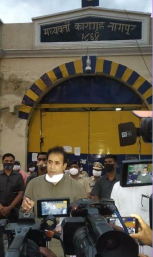 Corona in jail due to outside 'services': Home Minister arrives in jail | बाहेरच्या ‘सेवां’मुळे कोरोना कारागृहात : गृहमंत्री पोहचले कारागृहात Corona in jail due to outside 'services': Home Minister arrives in jail | बाहेरच्या ‘सेवां’मुळे कोरोना कारागृहात : गृहमंत्री पोहचले कारागृहात