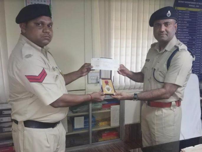 Jeevanraksha awards to Avinash Naik in goa | 15 जणांचे प्राण वाचविणाऱ्या हवालदार अविनाश नाईक यांना जीवनरक्षा पदक Jeevanraksha awards to Avinash Naik in goa | 15 जणांचे प्राण वाचविणाऱ्या हवालदार अविनाश नाईक यांना जीवनरक्षा पदक