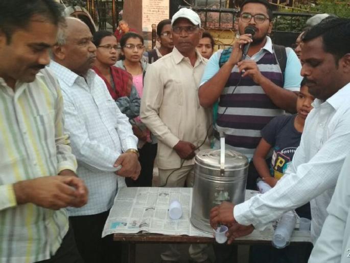 New Year's reception by distributing milk, Anis' initiative | दुधाचे वाटप करत नववर्षाचे स्वागत, अंनिसचा उपक्रम New Year's reception by distributing milk, Anis' initiative | दुधाचे वाटप करत नववर्षाचे स्वागत, अंनिसचा उपक्रम