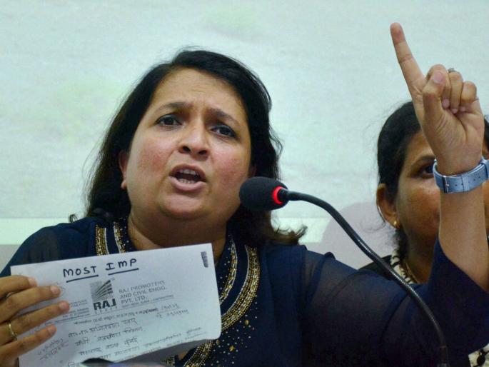 ACB given clean chit to Eknath Khadse due to pressure of BJP government says anjali damania | सरकारच्या दबावामुळेच एसीबीकडून खडसेंना क्लीन चिट- अंजली दमानिया