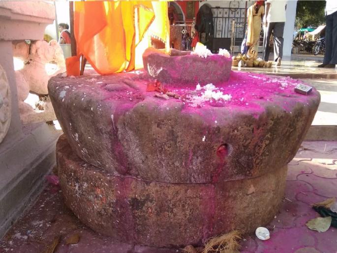 Due to the proximity of Mhasoba, royal jaat also got divinity, faith of devotees in Ankalkhop | म्हसोबाच्या सान्निध्याने अगडबंब बादशाही जात्यालाही मिळाले देवत्व, अंकलखोपमधील भाविकांची श्रद्धा Due to the proximity of Mhasoba, royal jaat also got divinity, faith of devotees in Ankalkhop | म्हसोबाच्या सान्निध्याने अगडबंब बादशाही जात्यालाही मिळाले देवत्व, अंकलखोपमधील भाविकांची श्रद्धा