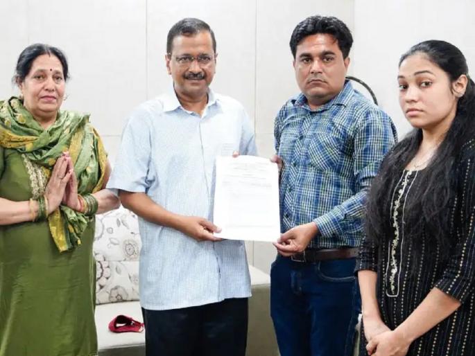 cm arvind kejriwal handover one crore rs cheque and gave govt job to ankit sharma brother died in delhi riots | दिल्ली दंगलीत जीव गमावलेल्या अंकित शर्माच्या भावाला सरकारी नोकरी, कुटुंबीयांना 1 कोटींची मदत cm arvind kejriwal handover one crore rs cheque and gave govt job to ankit sharma brother died in delhi riots | दिल्ली दंगलीत जीव गमावलेल्या अंकित शर्माच्या भावाला सरकारी नोकरी, कुटुंबीयांना 1 कोटींची मदत