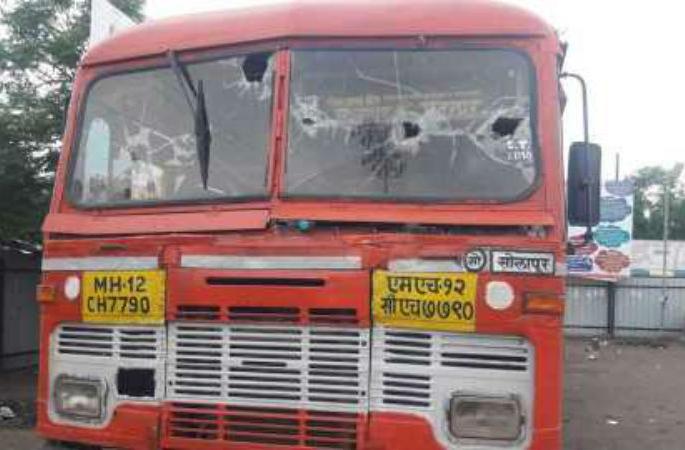 Maratha reservation; So far, 101 vehicles have been dispersed in Solapur district | मराठा आरक्षण ; सोलापूर जिल्ह्यात आतापर्यंत ११५ गाड्यांची तोडफोड Maratha reservation; So far, 101 vehicles have been dispersed in Solapur district | मराठा आरक्षण ; सोलापूर जिल्ह्यात आतापर्यंत ११५ गाड्यांची तोडफोड
