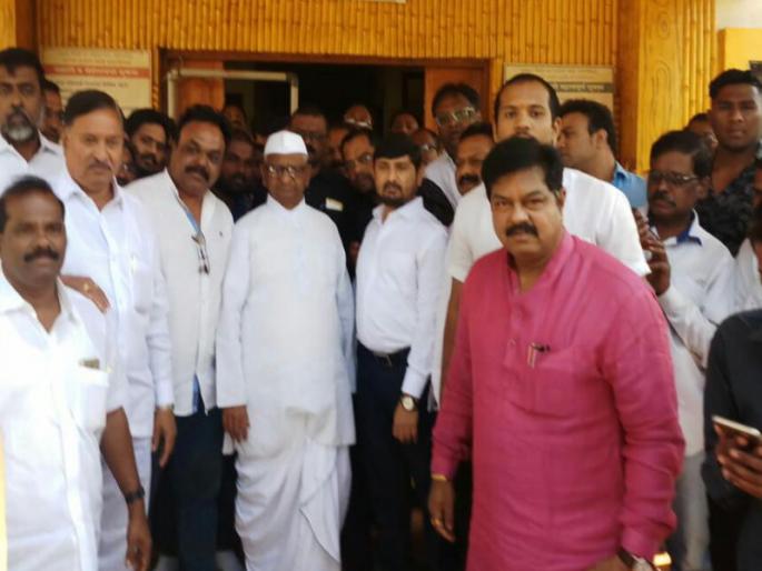 "Anna" you see now at Bapat: Congress worker reached Ralegan Siddhi! | ''अण्णा'' तुम्हीच आता बापटांकडे बघा : काँग्रेसचे कार्यकर्ते पोचले राळेगणसिद्धीला ! "Anna" you see now at Bapat: Congress worker reached Ralegan Siddhi! | ''अण्णा'' तुम्हीच आता बापटांकडे बघा : काँग्रेसचे कार्यकर्ते पोचले राळेगणसिद्धीला !