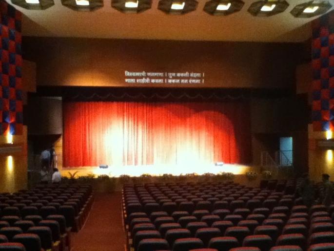 Anna Bha Sathe dramatically open screen; Ignoring municipal administration | अण्णा भाऊ साठे नाट्यगृहात हाताने पडद्याची उघडझाप; महापालिका प्रशासनाचे दुर्लक्ष Anna Bha Sathe dramatically open screen; Ignoring municipal administration | अण्णा भाऊ साठे नाट्यगृहात हाताने पडद्याची उघडझाप; महापालिका प्रशासनाचे दुर्लक्ष