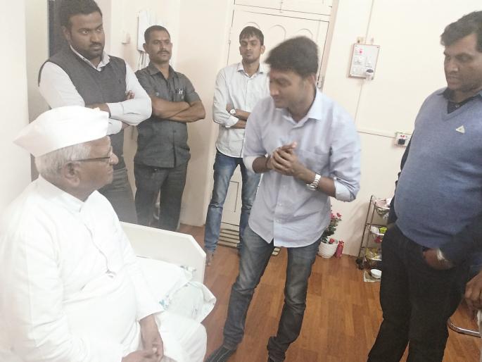 Anna returned to Ralegan Siddhitta after sixteen days of nationwide tour | सोळा दिवसांचा देशव्यापी दौरा करुन अण्णा परतले राळेगणसिद्धीत Anna returned to Ralegan Siddhitta after sixteen days of nationwide tour | सोळा दिवसांचा देशव्यापी दौरा करुन अण्णा परतले राळेगणसिद्धीत