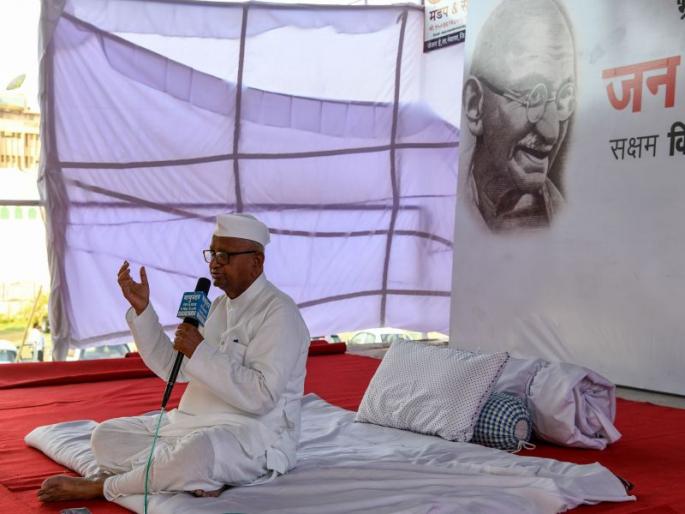The neglect of media towards Anna's fast, and for the first time in the history of agitation | अण्णांच्या उपोषणाकडे माध्यमांचे दुर्लक्ष, आंदोलनाच्या इतिहासात प्रथमच असा अनुभव