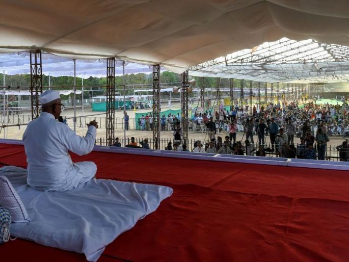 The crowd rushes away; Anna's weight decreased by 5 kilos | गर्दी ओसरली, जोश कायम; अण्णांचे वजन ५ किलोंनी घटले