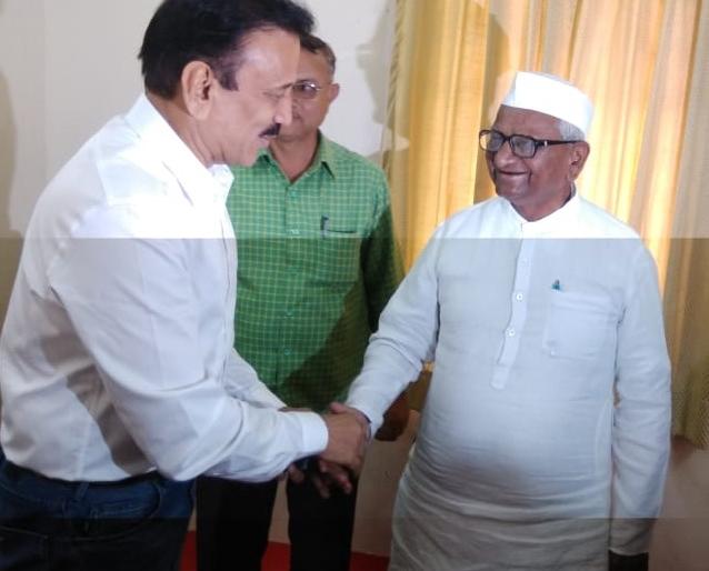 Water Resources minister, Mahajan, today's meeting with Anna | जलसंपदामंत्री महाजन अण्णांच्या भेटीला Water Resources minister, Mahajan, today's meeting with Anna | जलसंपदामंत्री महाजन अण्णांच्या भेटीला
