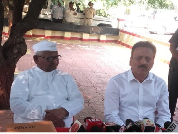 Announcement of Anna Hazare's fast, water resources Minister Girish Mahajan's success | अण्णा हजारे यांचे उपोषण स्थगित, जलसंपदा मंत्री गिरीश महाजन यांच्या शिष्टाईला यश Announcement of Anna Hazare's fast, water resources Minister Girish Mahajan's success | अण्णा हजारे यांचे उपोषण स्थगित, जलसंपदा मंत्री गिरीश महाजन यांच्या शिष्टाईला यश