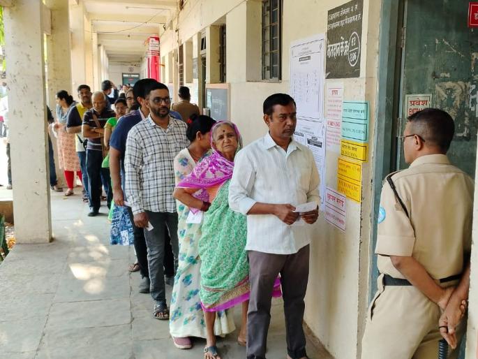 Line up at polling booths in the city since morning | नगरमध्ये सकाळपासूनच मतदान केंद्रांवर रांगा Line up at polling booths in the city since morning | नगरमध्ये सकाळपासूनच मतदान केंद्रांवर रांगा