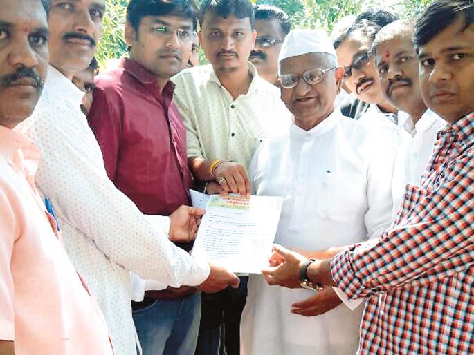 pesticide seller strike, anna hajare visit, | खते, औषध विक्रेत्यांचे अण्णांना साकडे; पारनेर तालुक्यात कडकडीत बंद