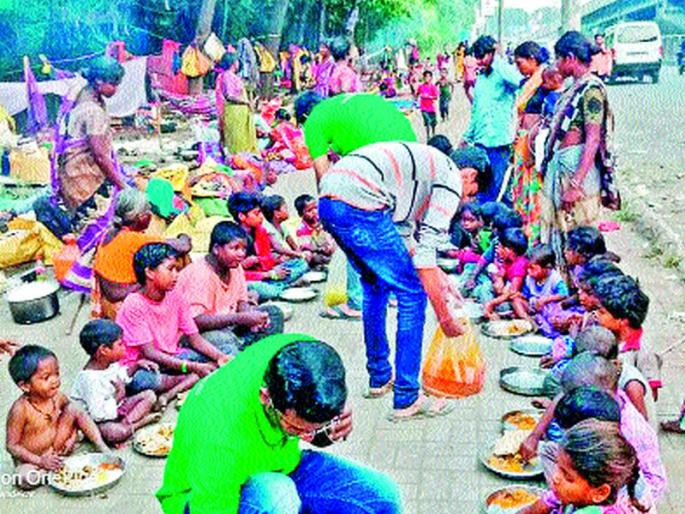 Make donations without throwing food! The people who feed the poor | अन्न फेकून न देता दान करा! गरिबांच्या पोटाला पोटभर देणारी माणसे