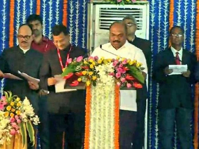 Uddhav Thackeray's 'special' man in the cabinet, Anil Parab oath minister in thackarey sarkar | उद्धव ठाकरेंचा 'खास माणूस' मंत्रिमंडळात, अनिल परब यांनी घेतली शपथ Uddhav Thackeray's 'special' man in the cabinet, Anil Parab oath minister in thackarey sarkar | उद्धव ठाकरेंचा 'खास माणूस' मंत्रिमंडळात, अनिल परब यांनी घेतली शपथ