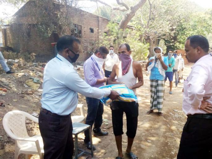 BARSHIKAR'S GRAVITIES ... Provided daily for 2 dining boxes ...! | बार्शीकरांचे दातृत्व..दररोज पुरवले जातात २८०० जेवणाचे डबे...! BARSHIKAR'S GRAVITIES ... Provided daily for 2 dining boxes ...! | बार्शीकरांचे दातृत्व..दररोज पुरवले जातात २८०० जेवणाचे डबे...!