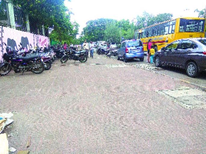Unauthorized parking on footpath in navi mumbai | पदपथावर अनधिकृत पार्किंग
