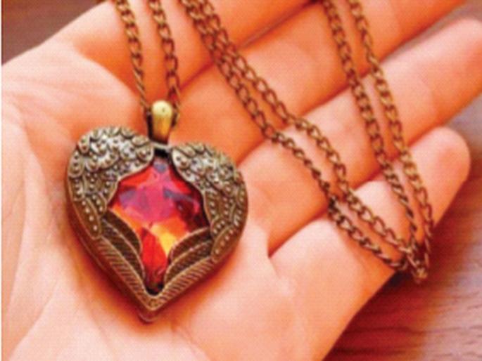 Quit smoking addiction? Then wear a 'necklace'; How does it work? Read on | सिगारेटचे व्यसन सोडायचे? मग घाला ‘नेकलेस’; कसे काम करते? वाचा Quit smoking addiction? Then wear a 'necklace'; How does it work? Read on | सिगारेटचे व्यसन सोडायचे? मग घाला ‘नेकलेस’; कसे काम करते? वाचा