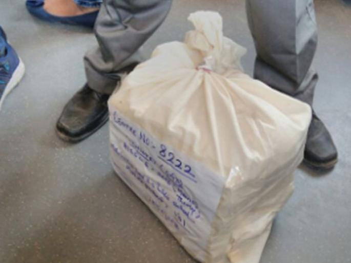 Understand the money bag | पैशांची बॅग समजून उत्तरपत्रिका पळवल्या Understand the money bag | पैशांची बॅग समजून उत्तरपत्रिका पळवल्या