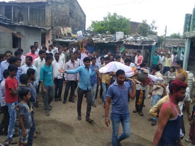 Roadroko on the Purna river, the symbolic endowment of Chief Minister in loni village | पूर्णा नदीवर रास्तारोको, लोणीत मुख्यमंत्र्यांची प्रतिकात्मक अंत्ययात्रा