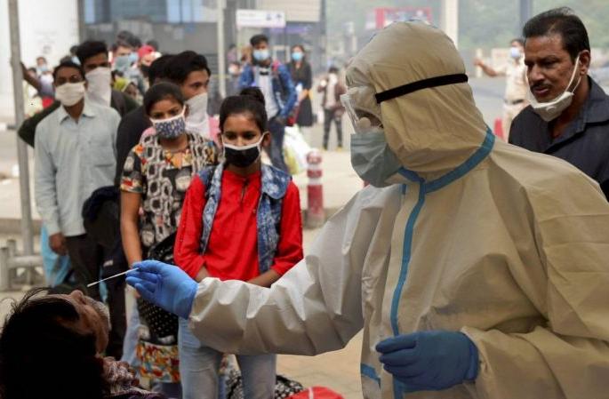 Antigen test by suddenly stopping Apali bus | अचानक आपली बस थांबवून अँटिजन टेस्ट Antigen test by suddenly stopping Apali bus | अचानक आपली बस थांबवून अँटिजन टेस्ट