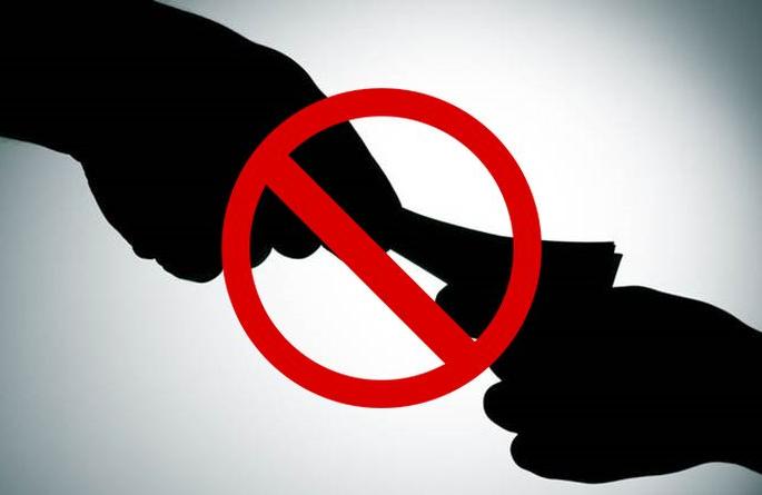 Village Seeker Rangheath Quadrilateral in Cage | केजमध्ये ग्रामसेवक रंगेहाथ चतुर्भुज