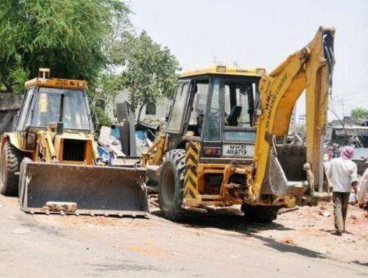 Hammer on illegal religious sites and encroachments in Nagpur | नागपुरात अवैध धार्मिक स्थळे व अतिक्रमणांवर हातोडा Hammer on illegal religious sites and encroachments in Nagpur | नागपुरात अवैध धार्मिक स्थळे व अतिक्रमणांवर हातोडा