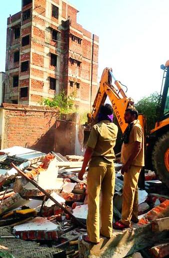 Hammered on the encroachers of 43 plots in Nagpur | नागपुरात ४३ प्लॉटवरील अतिक्रमणावर हातोडा 