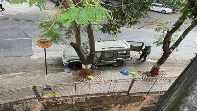 Mansukh Hiren Police News? Police continue searching for Sam Peter | मनसुख हिरेन पोलिसांचा खबऱ्या? पोलिसांकडून सॅम पीटरचा शोध सुरू Mansukh Hiren Police News? Police continue searching for Sam Peter | मनसुख हिरेन पोलिसांचा खबऱ्या? पोलिसांकडून सॅम पीटरचा शोध सुरू