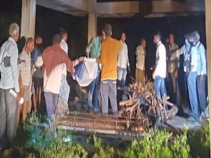 cremation had to be done in the light of mobile torch due lack of facilities in the cemetery | ... अन् मोबाइल टॉर्चच्या उजेडात करावे लागले पार्थिवावर अंत्यसंस्कार cremation had to be done in the light of mobile torch due lack of facilities in the cemetery | ... अन् मोबाइल टॉर्चच्या उजेडात करावे लागले पार्थिवावर अंत्यसंस्कार