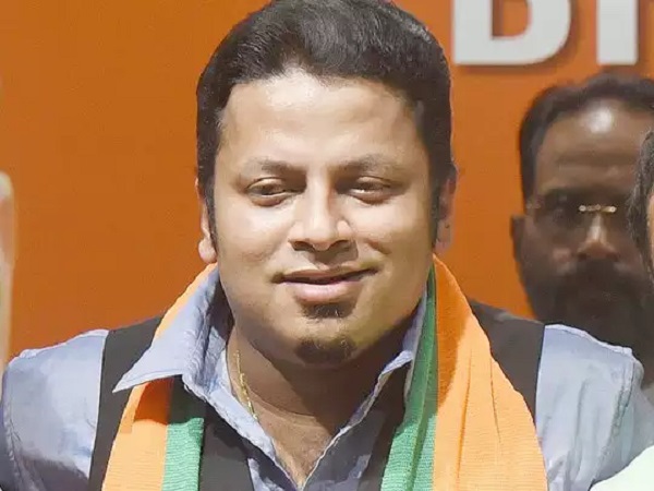bjp Leader Anupam Hazra Test Corona Positive Who Threatened Mamata Banerjee With Covid Hug | 'कोरोना झाला तर ममता बॅनर्जींना मिठी मारेन' म्हणणारे भाजपाचे नेते अनुपम हाजरा 'कोरोना पॉझिटिव्ह'! bjp Leader Anupam Hazra Test Corona Positive Who Threatened Mamata Banerjee With Covid Hug | 'कोरोना झाला तर ममता बॅनर्जींना मिठी मारेन' म्हणणारे भाजपाचे नेते अनुपम हाजरा 'कोरोना पॉझिटिव्ह'!