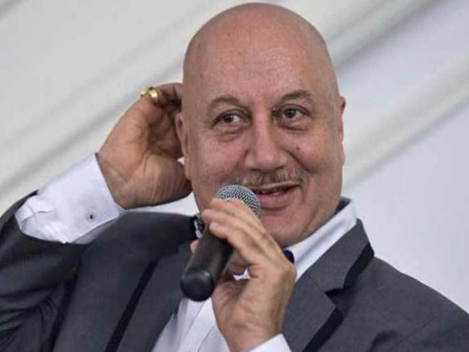 anupam kher hilarious video of putting wig or dreadlock and thunder lightening | OMG! अनुपम खेर यांच्या डोक्यावर उगवले केस, रस्त्यावर निघताच अशी झाली स्थिती!! anupam kher hilarious video of putting wig or dreadlock and thunder lightening | OMG! अनुपम खेर यांच्या डोक्यावर उगवले केस, रस्त्यावर निघताच अशी झाली स्थिती!!