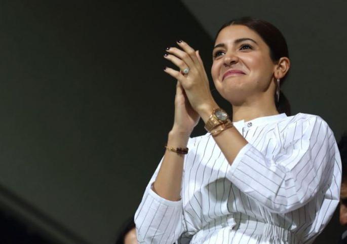 Anushka sharma attendance in india vs new zeland 3rd odi to saw virat kohli, video became Viral | विराटची खेळी पाहायला अनुष्काची हजेरी, व्हिडीओ झाला वायरल