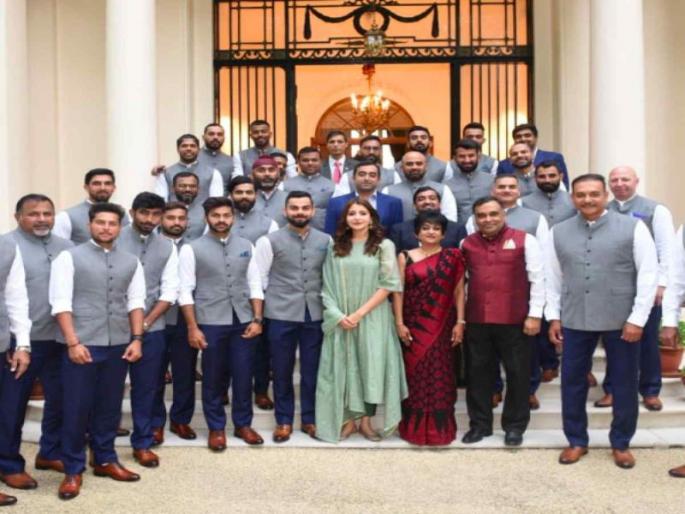 Anushka sharma in first row and Ajinkya rahane in fourth row; BCCI trolled by netizance | अनुष्काला पहिल्या रांगेचा मान अन् अजिंक्यला चौथ्या रांगेत स्थान; नेटकरी म्हणाले, 'घोर अपमान'!