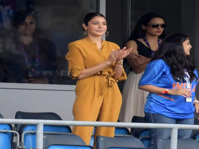 Anushka Sharma to play the role of Jhulan Goswami in her biopic | अनुष्का शर्माचे क्रिकेटच्या मैदानावर पदार्पण, दिसणार निळ्या जर्सीत!