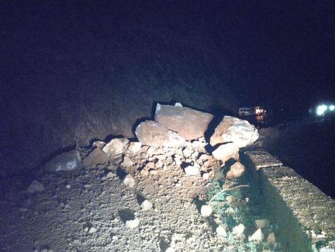 Traffic stopped due to landslide in Anuskura Ghat | Ratnagiri: अणुस्कुरा घाटात दरड कोसळली, वाहतूक ठप्प Traffic stopped due to landslide in Anuskura Ghat | Ratnagiri: अणुस्कुरा घाटात दरड कोसळली, वाहतूक ठप्प