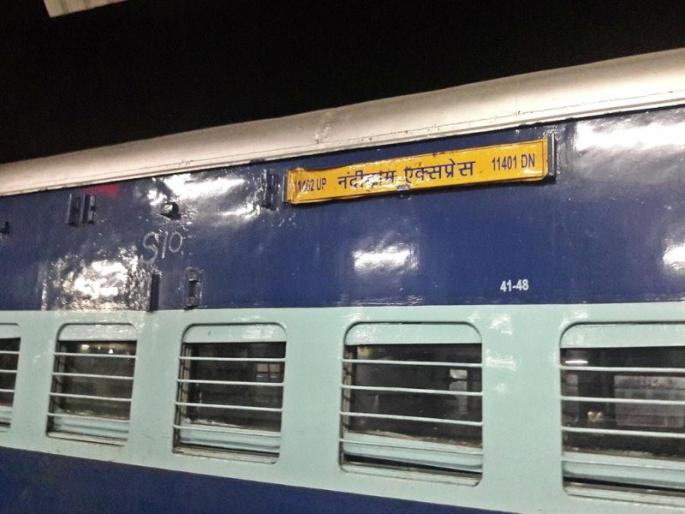 Electrical cable stuck in running Nandigram Express train; the train was in darkness for 3 hours | धावत्या नंदीग्राम एक्स्प्रेस रेल्वेत अडकली विद्युत केबल; सुदैवाने अपघात टळला, ३ तास रेल्वे अंधारात Electrical cable stuck in running Nandigram Express train; the train was in darkness for 3 hours | धावत्या नंदीग्राम एक्स्प्रेस रेल्वेत अडकली विद्युत केबल; सुदैवाने अपघात टळला, ३ तास रेल्वे अंधारात