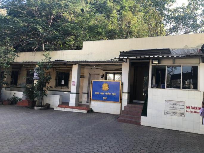 An obscene gesture at an officer's wife; Shocking incident in Kandivali...! | अधिकाऱ्याच्या पत्नीकडे पाहून अश्लील चाळे; कांदिवलीमधील धक्कादायक प्रकार...! An obscene gesture at an officer's wife; Shocking incident in Kandivali...! | अधिकाऱ्याच्या पत्नीकडे पाहून अश्लील चाळे; कांदिवलीमधील धक्कादायक प्रकार...!