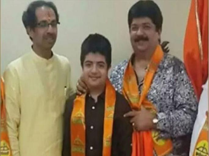 A picture of local leaders with Anil Jaisingani's family has created a picture of increased tension in the city. | अमृता फडणवीस ब्लॅकमेलिंग प्रकरण: अनिल जयसिंगांनी यांचा शिवसेना प्रवेश कोणी घडवून आणला?, चर्चेला उधाण A picture of local leaders with Anil Jaisingani's family has created a picture of increased tension in the city. | अमृता फडणवीस ब्लॅकमेलिंग प्रकरण: अनिल जयसिंगांनी यांचा शिवसेना प्रवेश कोणी घडवून आणला?, चर्चेला उधाण