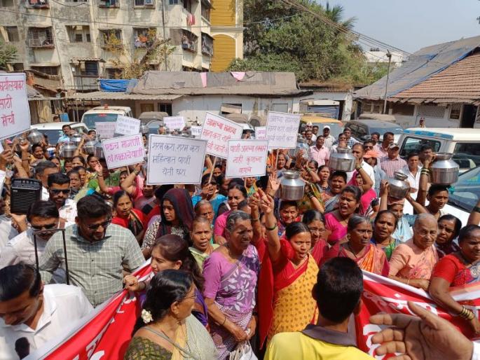 Thousands of villagers and women of the thirsty Chanje Gram Panchayat area protest against water shortage in the tehsil. | तहानलेल्या चाणजे ग्रामपंचायत हद्दीतील हजारो ग्रामस्थ अन् महिलांचा पाणी टंचाई विरोधात तहसीलवर हंडा मोर्चा Thousands of villagers and women of the thirsty Chanje Gram Panchayat area protest against water shortage in the tehsil. | तहानलेल्या चाणजे ग्रामपंचायत हद्दीतील हजारो ग्रामस्थ अन् महिलांचा पाणी टंचाई विरोधात तहसीलवर हंडा मोर्चा