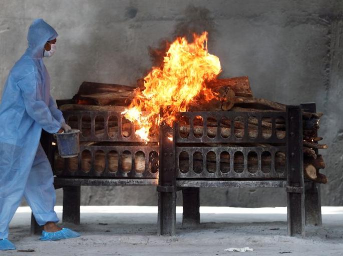 Shocking; demands money for an early funeral on the Corona deceased body | धक्कादायक ; कोरोनाने मृत्यू झालेल्या व्यक्तीवर लवकर अंत्यसंस्कारासाठी पैशाची मागणी Shocking; demands money for an early funeral on the Corona deceased body | धक्कादायक ; कोरोनाने मृत्यू झालेल्या व्यक्तीवर लवकर अंत्यसंस्कारासाठी पैशाची मागणी