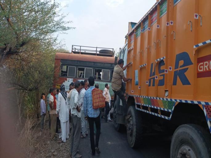 ST bus-truck accident; 35 injured | एसटी बस-ट्रकचा अपघात; ३५ जखमी ST bus-truck accident; 35 injured | एसटी बस-ट्रकचा अपघात; ३५ जखमी