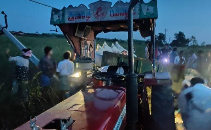 Unfortunately! At least 13 people were killed when an electric wire fell on a tractor heading home from a field pda | दुर्दैवी! शेतातून घराकडे जाणाऱ्या ट्रॅक्टरवर विजेची तार कोसळली, १३ जणांचा मृत्यू 