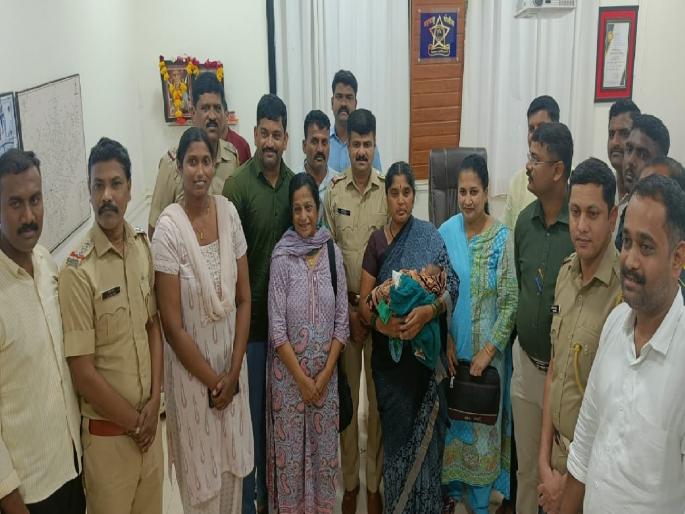 Newborn abduction case, Tasgaon police arrested the kidnapped woman within a few hours | नवजात अर्भकाचे अपहरण प्रकरण: मातेचे अश्रू पुसण्यासाठी धावले खाकी वर्दीतले देवदूत Newborn abduction case, Tasgaon police arrested the kidnapped woman within a few hours | नवजात अर्भकाचे अपहरण प्रकरण: मातेचे अश्रू पुसण्यासाठी धावले खाकी वर्दीतले देवदूत