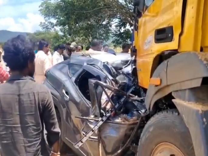 andhra pradesh Fatal accident involving car and truck; Seven members of the same family died on the spot | कार अन् ट्रकचा भीषण अपघात; एकाच कुटुंबातील सात जणांचा जागीच मृत्यू